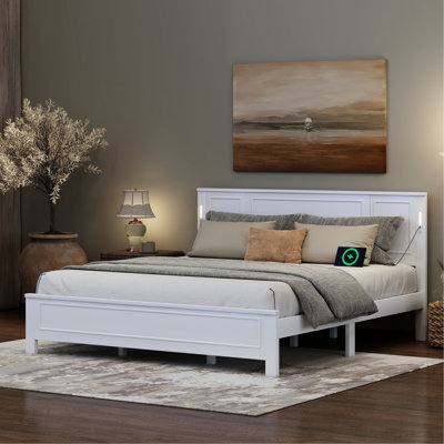 Très grand lit en bois de pin avec tête de lit haute, lumières à DEL, charge et espace de rangement pour une chambre à coucher élégante en pin double réglable