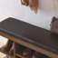 Un banc de rangement à chaussures réglable en hauteur en bois d'hévéa naturel comprend un siège confortable, un espace de rangement dissimulé et de grands compartiments de rangement-1391590934