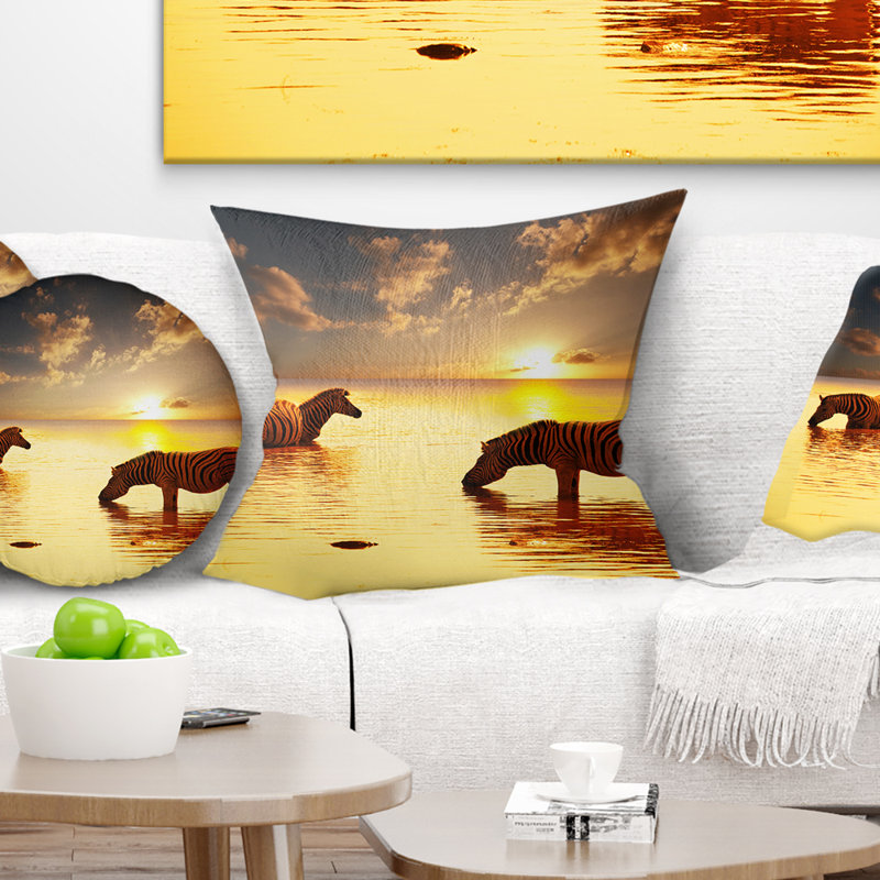 Zèbres dans l'eau au coucher du soleil - Coussin imprimé animal, 16 po x 1 po, Coussin décoratif