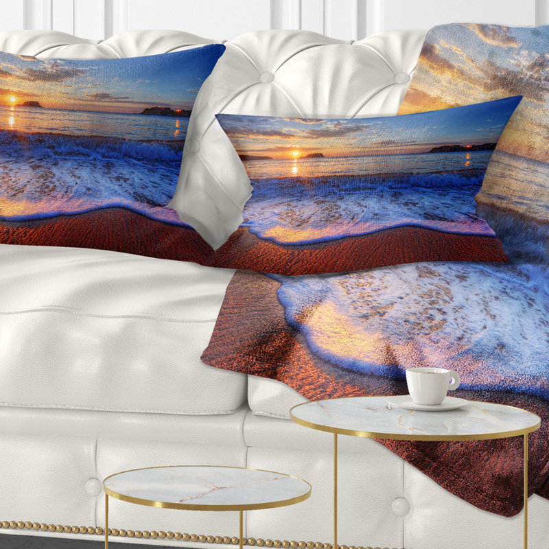 Coussin Blue Waves on Sandy Beach - Sea & Shore, 18 po x 18 po, Coussin décoratif