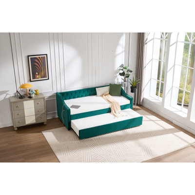 Lit de jour simple en velours avec couchette, poches de chargement et latérales, passepoil à boutons ondulés sur le dossier, accoudoirs confortables en forme de solution de couchage, configuration de chambre à coucher relaxante