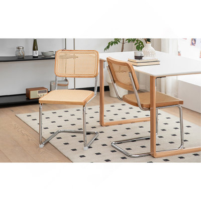 Ensemble de 2 chaises de salle à manger élégantes en velours et rotin avec pieds chromés, idéales pour les espaces modernes et contemporains.