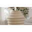 Vase de table décoratif texturé à nervures avec motif ciselé pour la décoration intérieure - Grand vase sculptural pour tablette ou décoration de cuisine - Ivoire et brun clair-640828575