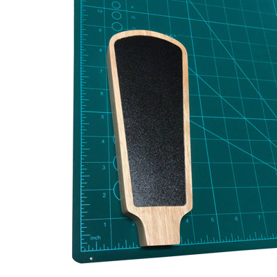 Mini-robinet à bière en bois Abubakar Fixturedisplay avec deux petits tableaux noirs
