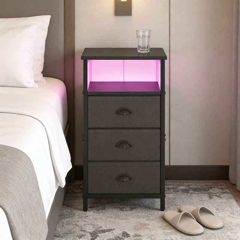 Table de chevet moderne à DEL avec station de charge, 3 tiroirs en tissu et tablette ouverte - Table de chevet avec éclairage RVB, prises intégrées et ports USB pour l'organisation de la chambre à coucher