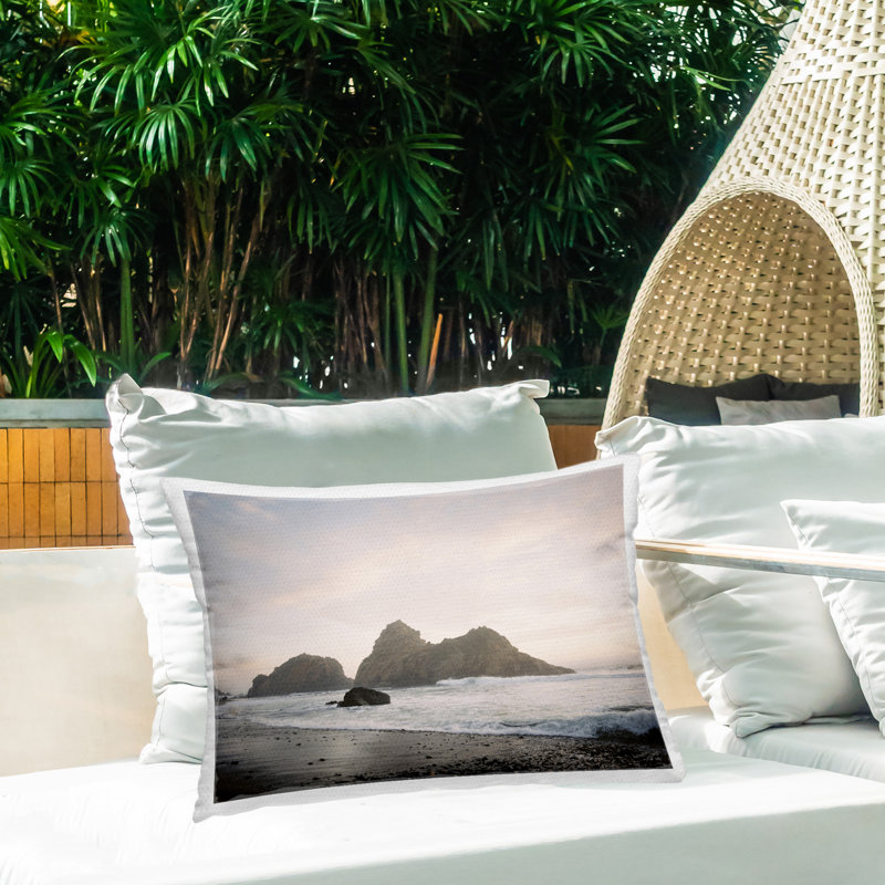 Coussin décoratif d'extérieur imprimé bord de mer Seaside Cliff par Justine Milton