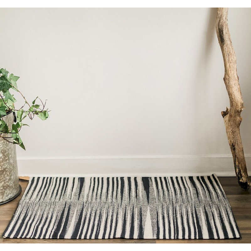 Tapis noir en coton tissé à la main à motif géométrique