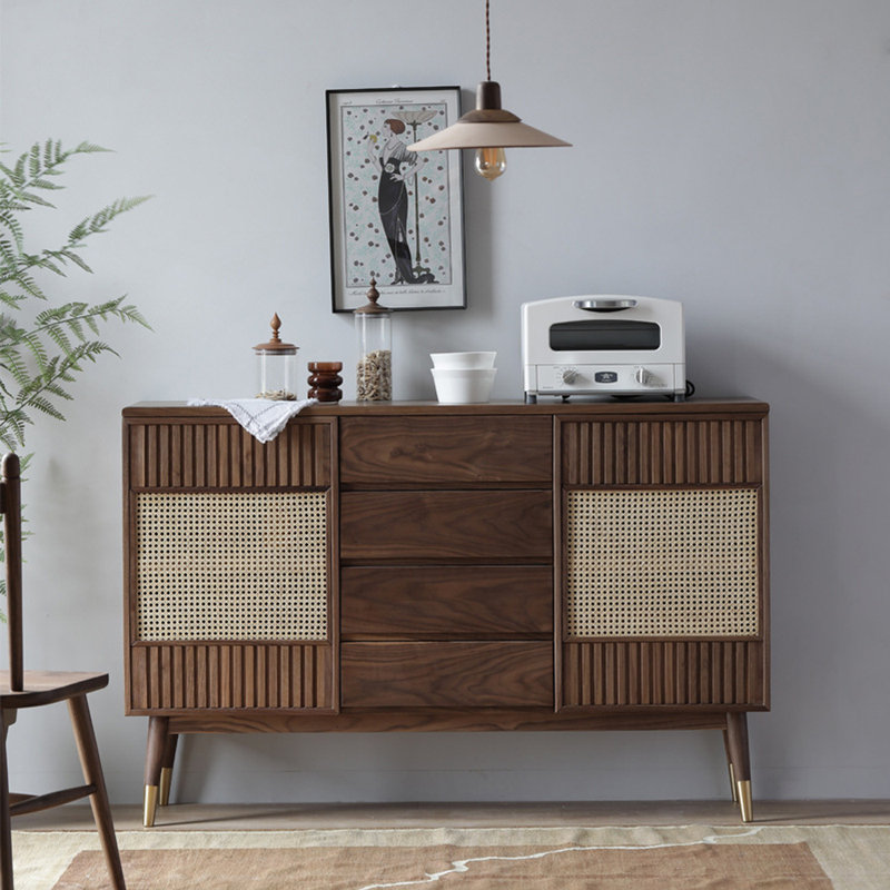 Buffet simple et moderne en rotin