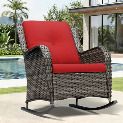 Chaise berçante d'extérieur en osier avec coussins