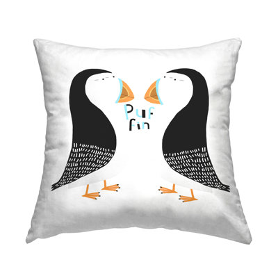 Coussin Puffin Bird Duo à motif décoratif par Carla Daly