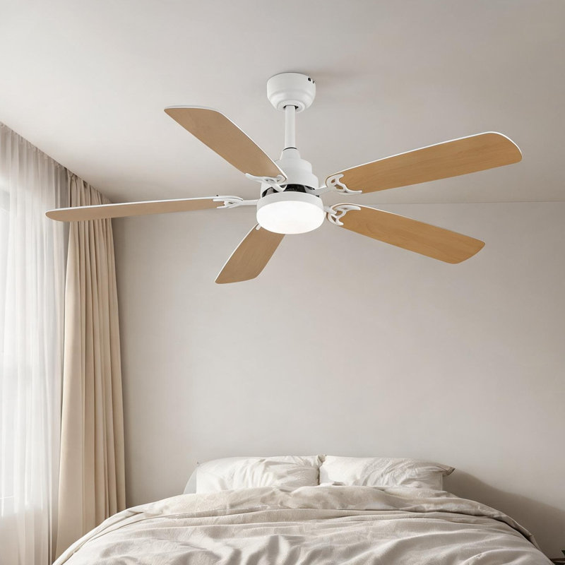 Ventilateur de plafond d'intérieur de 52 pouces avec éclairage à DEL intégré, télécommande et pales en panneau de fibres à densité moyenne de couleur blanche