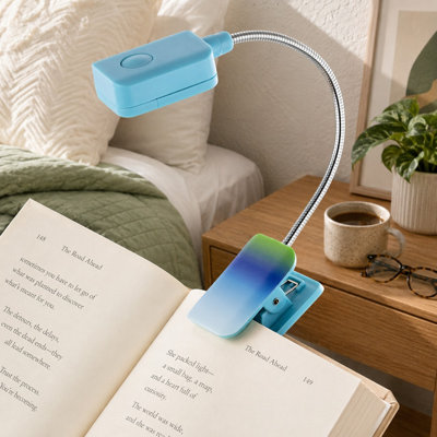 Piles incluses avec cette jolie lampe marque-page portable et légère, au design ombré, dotée d'une tête DEL carrée, d'un éclairage anti-éblouissement et d'une pince pour une utilisation avec des livres et des livres numériques pour enfants ou adultes.