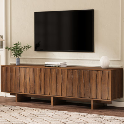 Meuble télé rétro en noyer, compatible avec les écrans jusqu'à 75 pouces, deux armoires pour les objets du quotidien, gestion des câbles, base géométrique, support rustique avec embouts en bois veiné, porte ondulée, grand espace de rangement pour appareils électroniques et autres accessoires.
