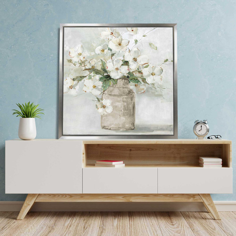 «Spring Cottage Blooms I» par Sally Swatland - Peinture, L 21,5 po x H 21,5 po, Argenté célèbre