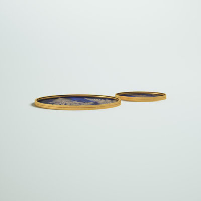 Ensemble de deux plateaux assortis en verre bleu et or avec décorations de fougères