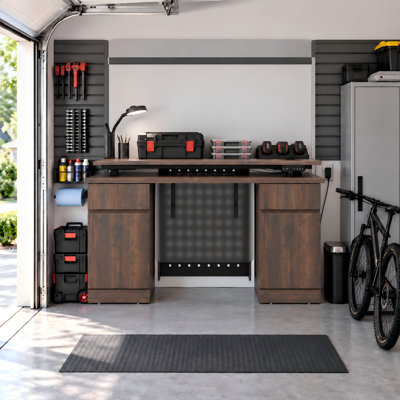 Établi de garage électrique double couche à hauteur réglable de 138 cm (54,3 po) de largeur, avec armoires de rangement, panneau perforé, éclairage DEL et station de recharge – Noyer foncé