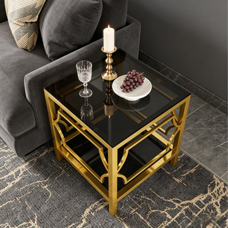 Table d'appoint carrée moderne dorée de 19,7 pouces avec plateau en verre trempé et tablettes de rangement.