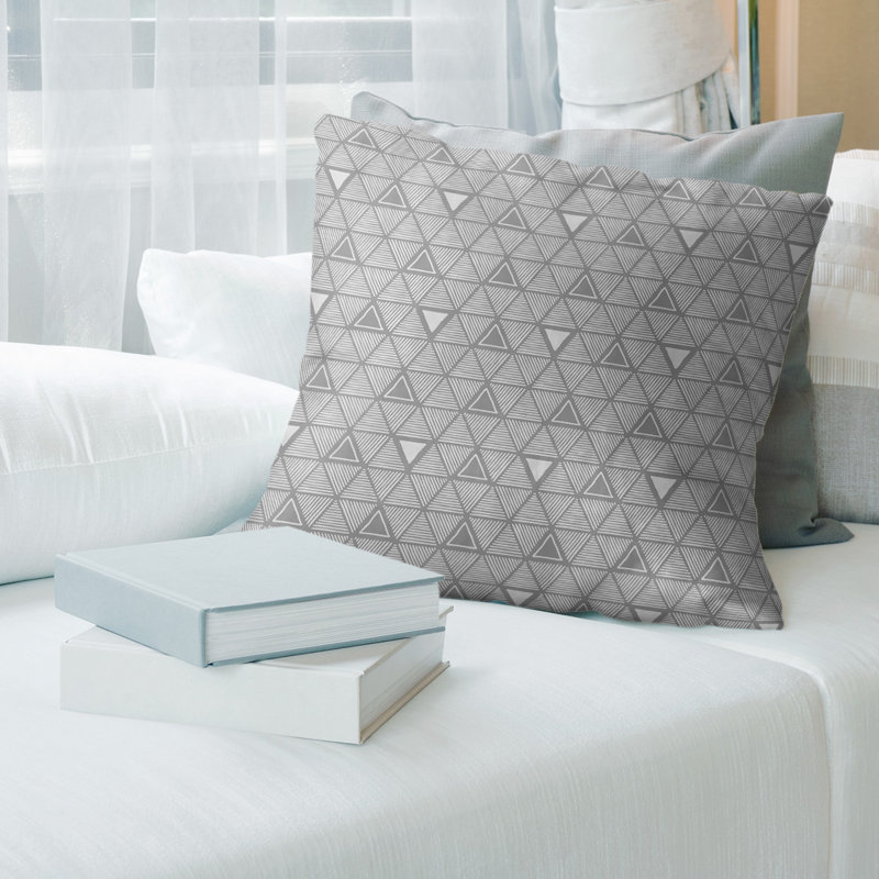Coussin décoratif triangles dessinés à la main classiques, H 20 po x l 20 po, Duvet synthétique, Gris pâle