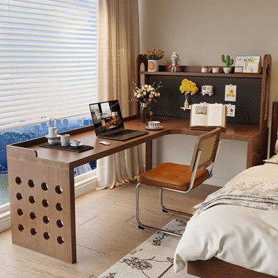 Bureau brun en bois massif en forme de L