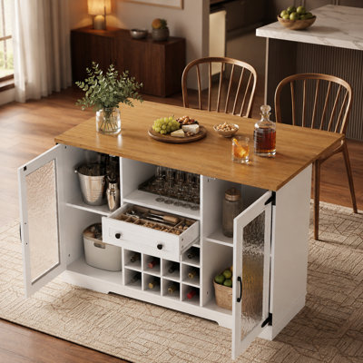 Meuble à vin de style champêtre en bois naturel et blanc avec comptoir rabattable, fini mélamine et portes en verre ondulé pour les casiers à vin avec éclairage DEL multimode.