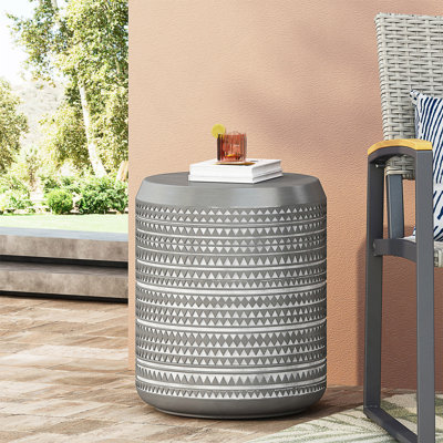 Charmante table de bout en béton légère avec un design minimaliste et une structure durable pour une utilisation extérieure et intérieure