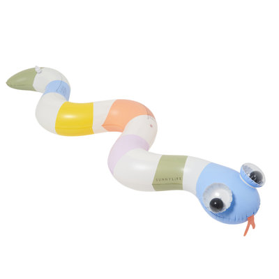 Sunnylife: arroseur gonflable Into the Wild - serpent pastel rayé de 72 po, yeux écarquillés 3D, pulvérisateur d'eau, jeu d'extérieur dans la cour, adaptateur de tuyau, enfants 3+