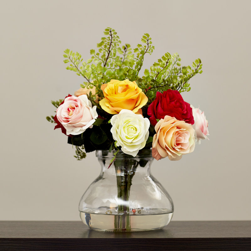 Arrangement floral rose dans un vase, Assorted