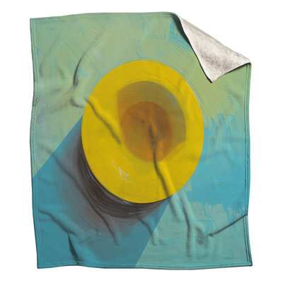 Chapeau jaune sur couvertures bleues