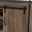 Meuble télé rustique en chêne rustique et noir avec porte de grange coulissante, cadre en métal durable pour une esthétique industrielle moderne et un rangement fonctionnel.