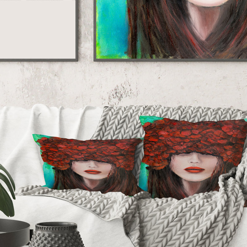Portrait d'une jeune femme avec une housse de coussin carrée et un insert, 18" x 18"