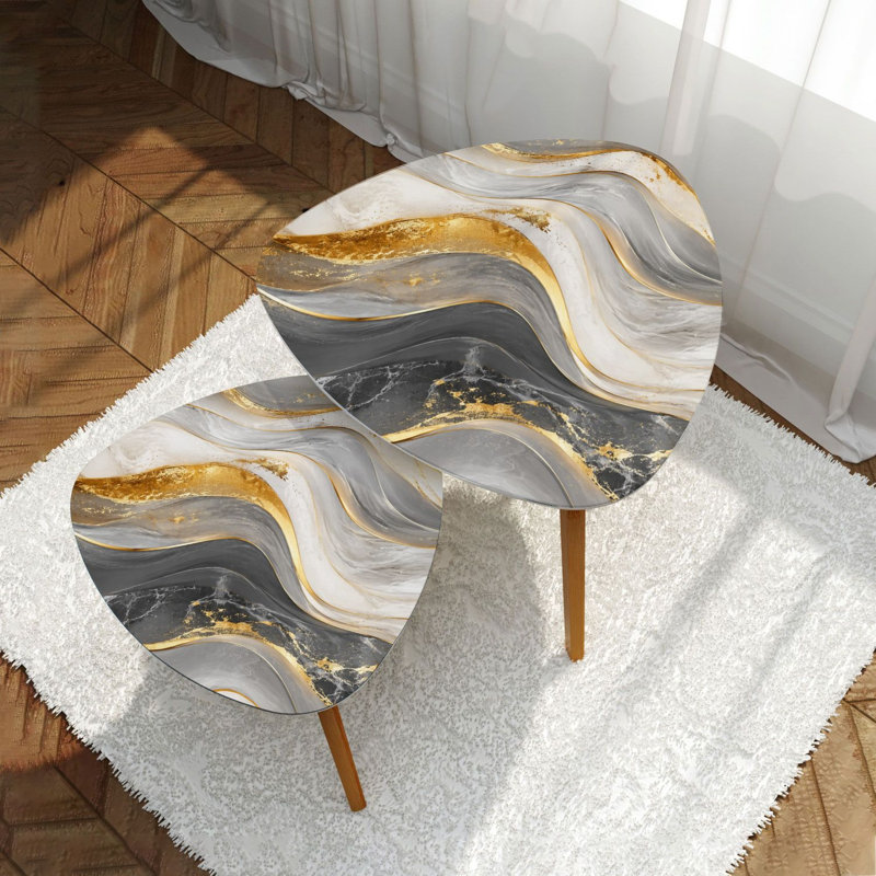 Ensemble de 2 tables basses gigognes triangulaires en marbre aux accents dorés abstraits, table de bout moderne et minimaliste pour salon, chambre à coucher