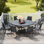 Ensemble de salle à manger de patio avec table de salle à manger ronde en métal de 60 po et 8 chaises empilables recouvertes de polyester enduit de PVC
