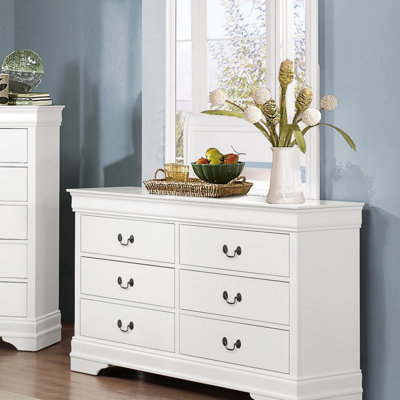 Commode blanche traditionnelle de style Louis Phillippe