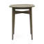 Table de bar d'extérieur en bois avec attrait rustique - plateau à lattes et structure de lattes de patio grises pour un salon contemporain