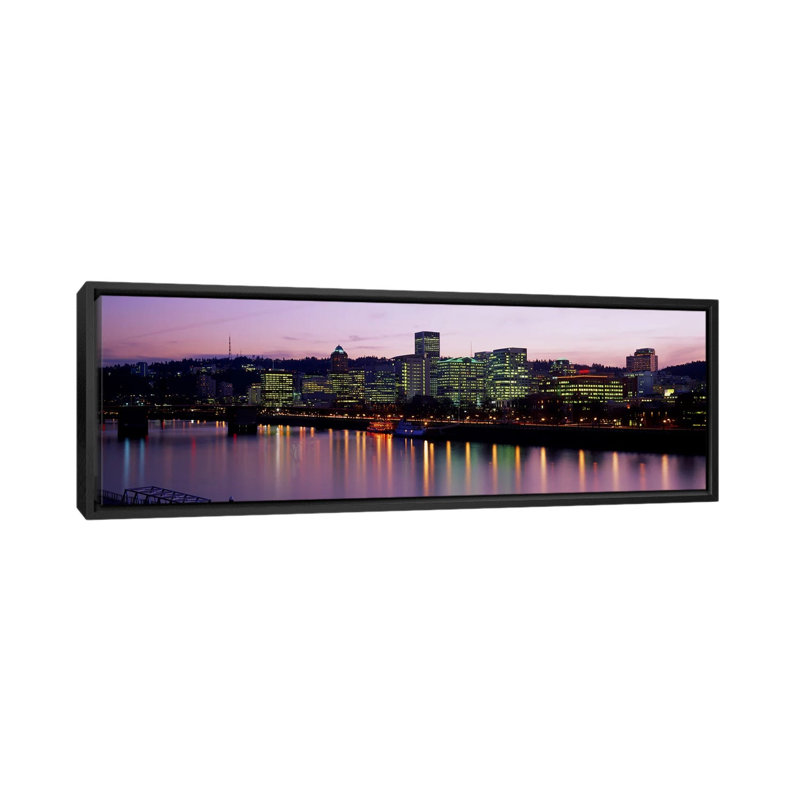 «Buildings Lit up at Night Portland, Oregon», reproduction sur toile tendue, H 9 po x l 12 po x P 36 po