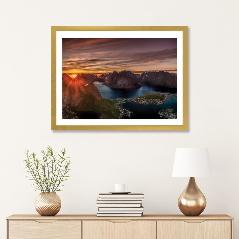 «Midnight Sun, Norvège I» par Anders Jorulf - reproduction de photo encadrée, H 24 po x l 32 po x P 1 po, Papier encadré doré