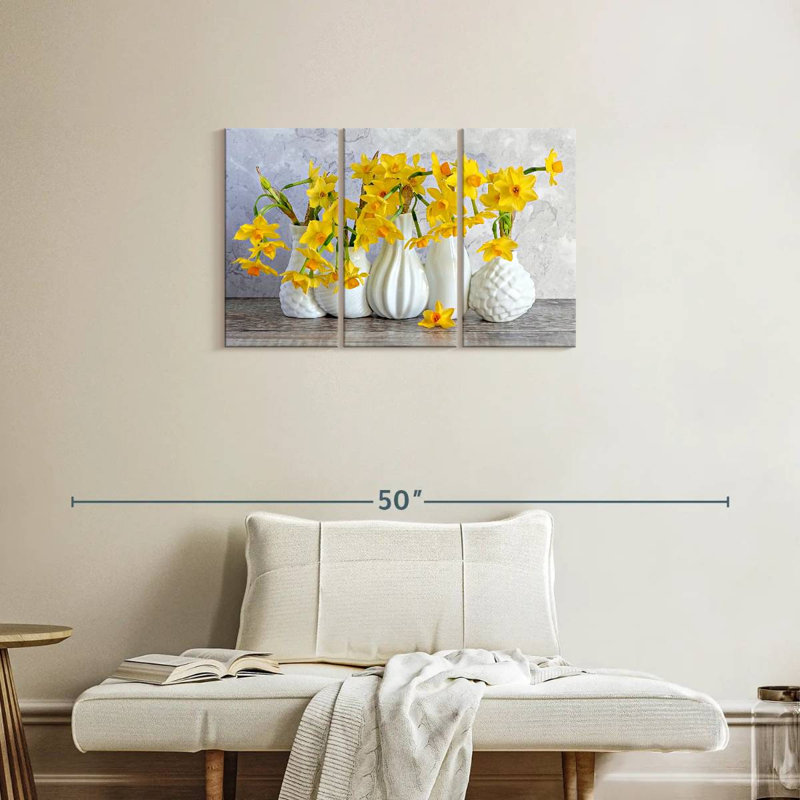 Jonquilles Harnek dans des vases blancs, H 20 po x l 33 po