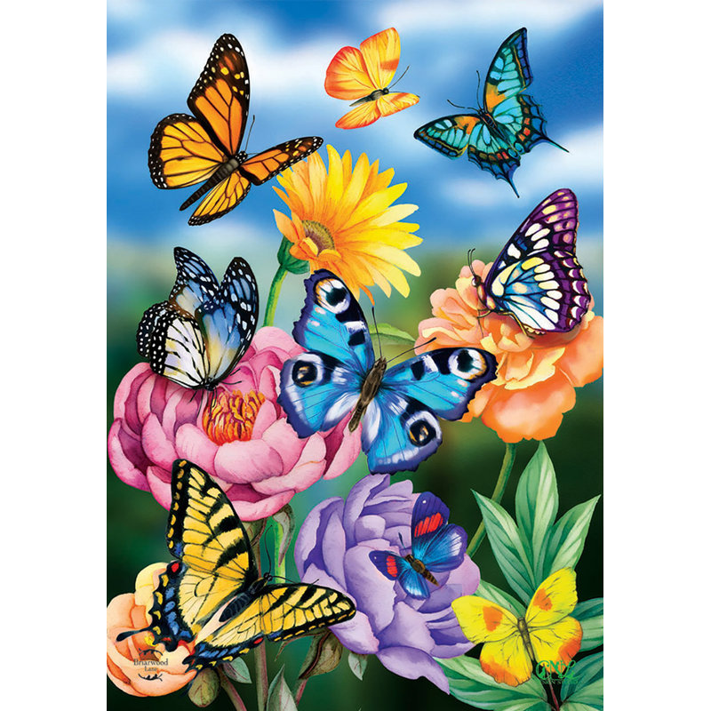 Drapeau de jardin avec papillons dans le jardin