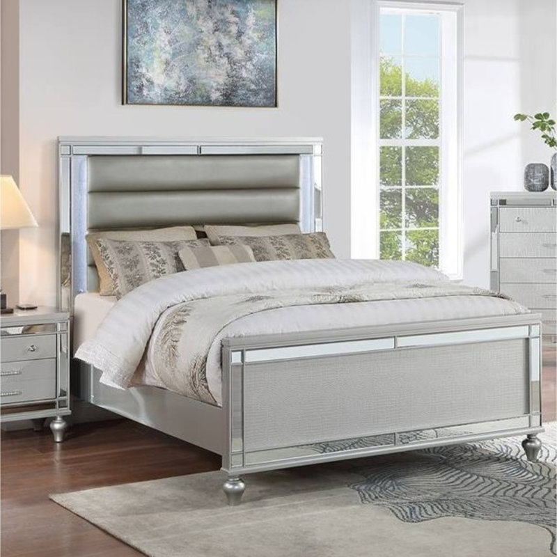 Mobilier de chambre à coucher moderne avec très grand lit et 2 tables de chevet à DEL avec panneau de verre et capitonnage horizontal argenté