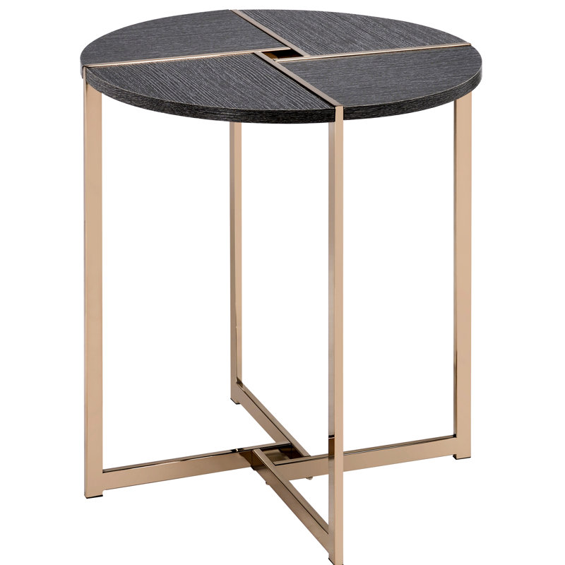La table de jardin noire champagne ajoute du charme à l'espace extérieur