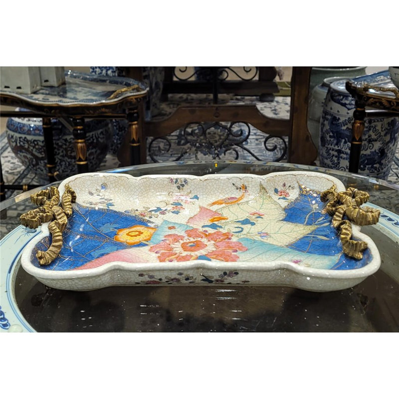 Assiette en porcelaine peinte à la main avec poignée en bronze