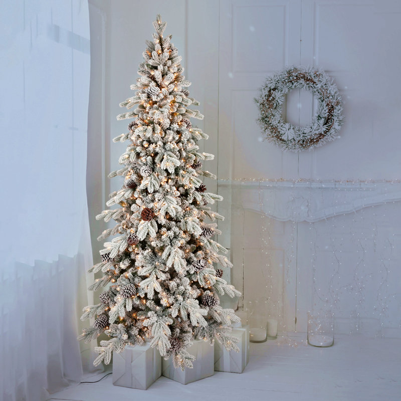 Arbre de Noël floqué en PE / PVC avec lumières DEL blanc chaud, pommes de pin naturelles, effet enneigé, branches articulées, base en métal
