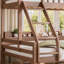 Lit superposé simple au-dessus de grand lit simple avec rangement, garde-corps courbés et tablettes latérales, structure en bois massif, aucun sommier requis, naturel profond-134228587-134228588