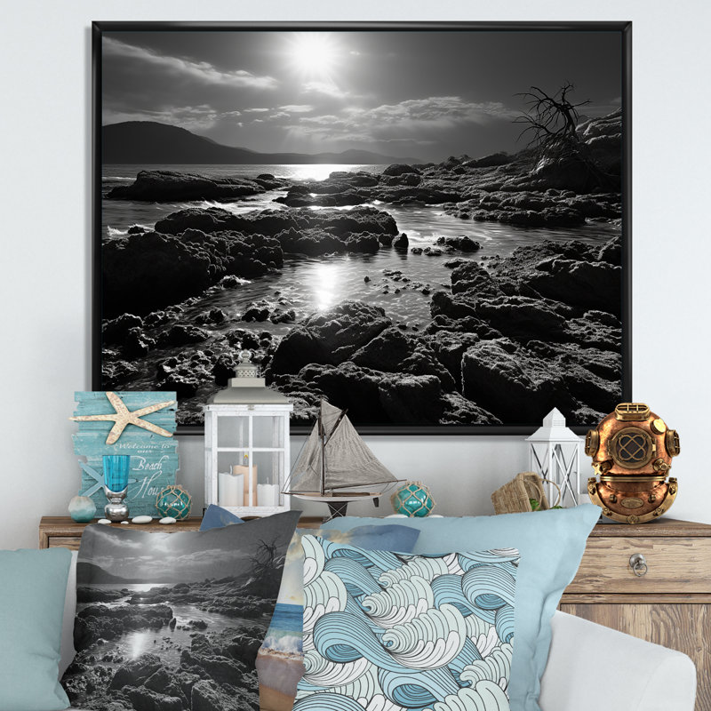 Plage rocheuse noire et blanche sur toile, H 30 po x l 40 po x P 1,5 po, Cadre flottant noir