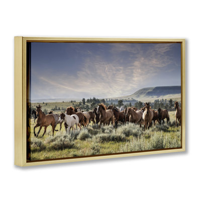 «Bustling Horse Herd in Nature», art mural encadré sur toile flottante, design par PHBurchett