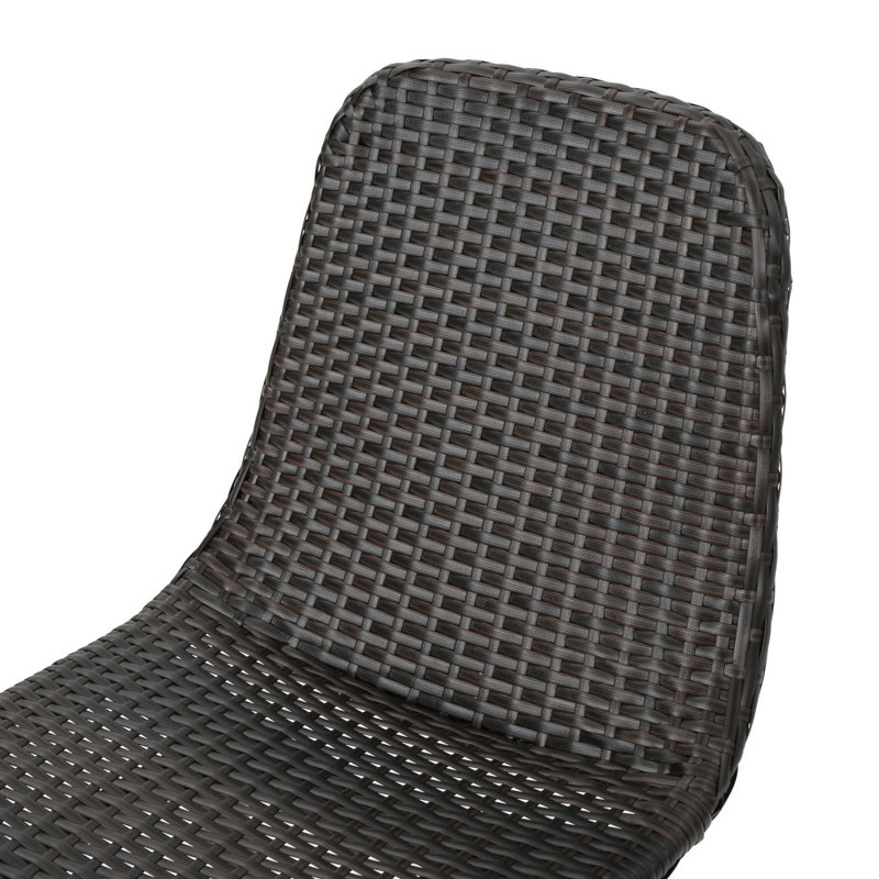 Chaise de salle à manger avec pieds recouverts de poudre