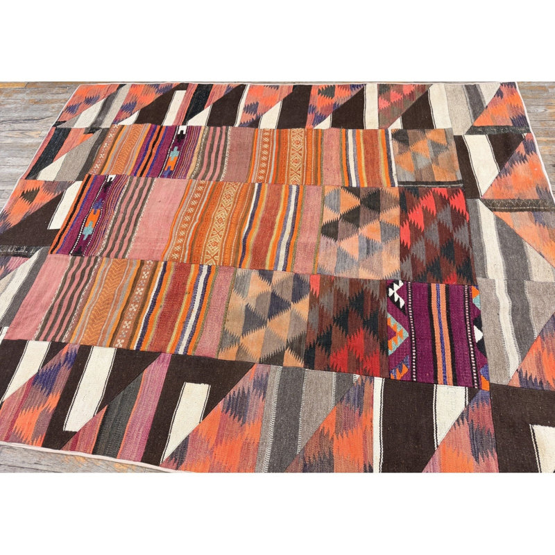 Tapis turc en laine tissé à plat à motif géométrique de style village des années 1930 de 6 pi 8 po x 8 pi 6 po