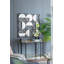 Miroir mural contemporain en métal perlé, parfait pour rehausser n'importe quelle pièce grâce à son design élégant et polyvalent.