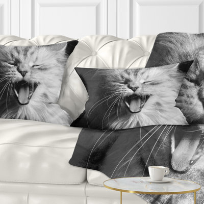 Yawning White Cat - Coussin imprimé animal