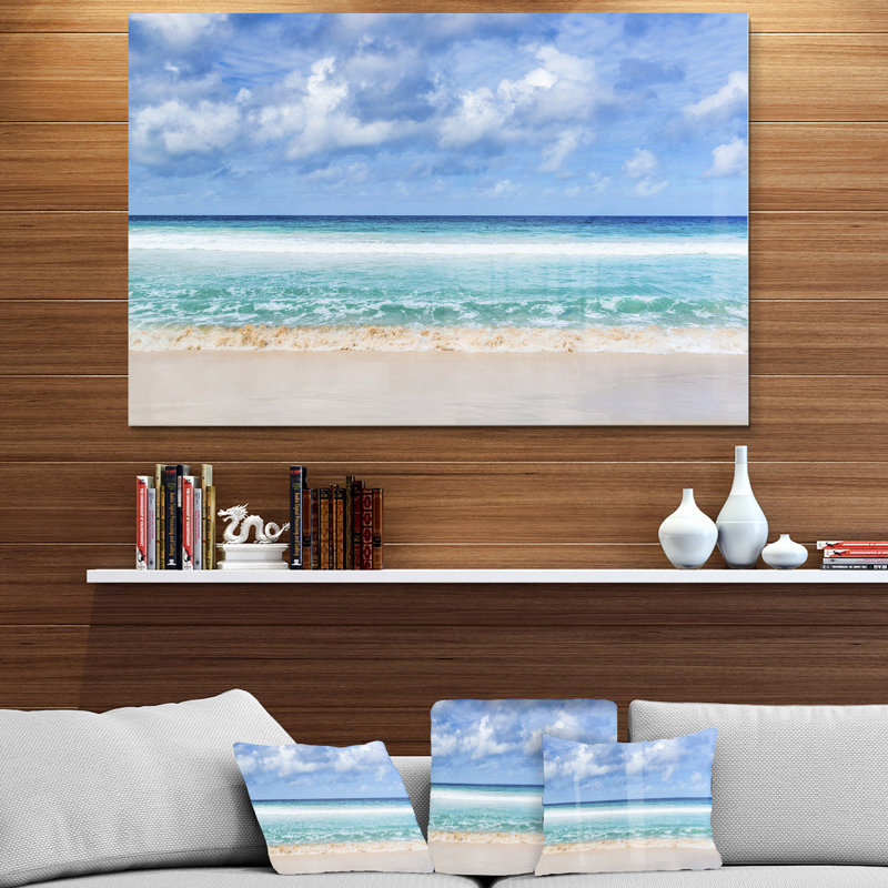 « Tranquil Beach Under White Clouds » - Impression, H 34 po x l 44 po, Impression encadrée, Métal